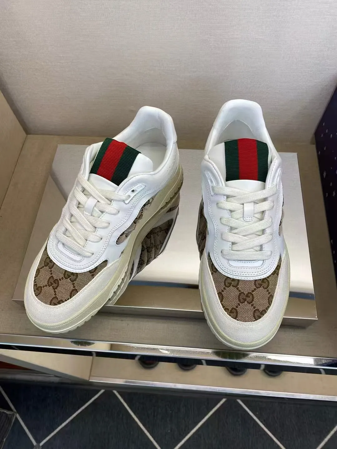 Factory price: 420💰Gucci new men's shoes GUCCI [Lightning] latest shoes are shipped. Original quality, fashionable, made of special materials, sheepskin lining, brand new packaging. The foot feels super comfortable and the workmanship is impeccable. Size: Men's 38-44, customized 45